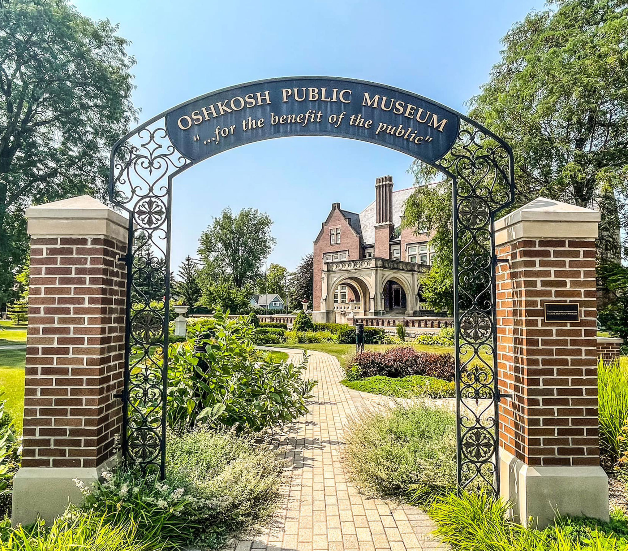 Arch and pathway outside the Oshkosh Public Museum